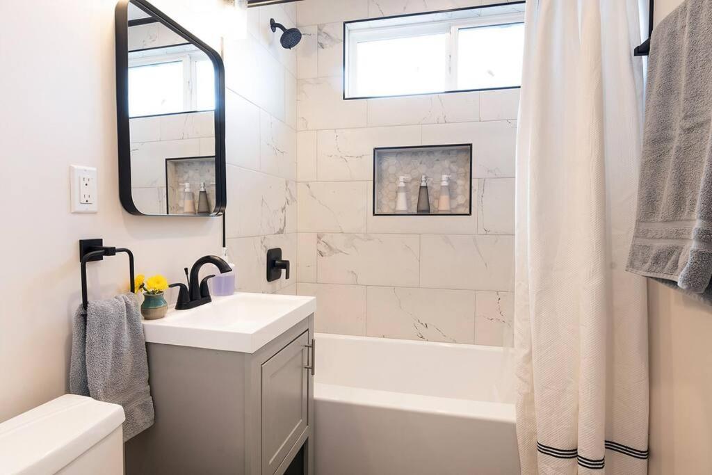 Beautiful 3 Bed 1 Bath Designer + Hot Tub Hébergement de vacances