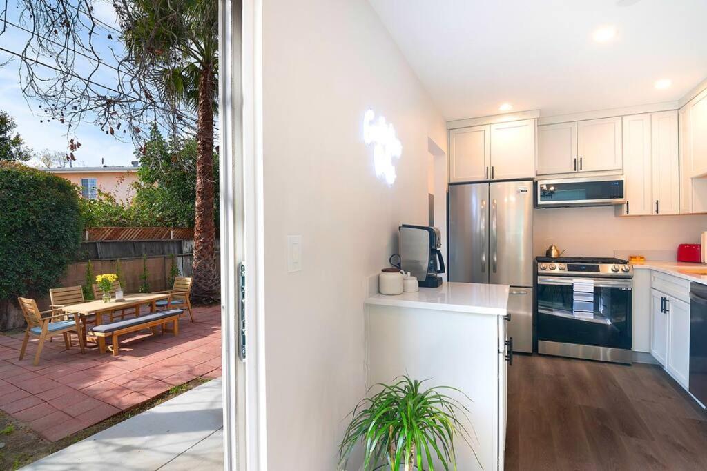Hébergement de vacances Beautiful 3 Bed 1 Bath Designer + Hot Tub