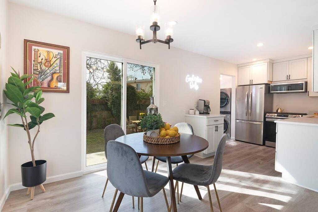 Hébergement de vacances Beautiful 3 Bed 1 Bath Designer + Hot Tub